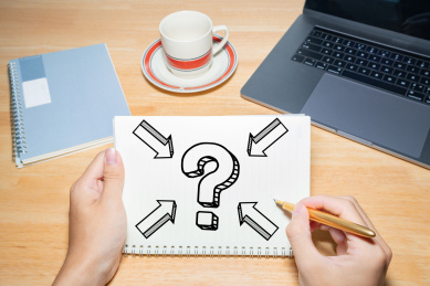 一个人手拿着平板而感到疑惑不解问号概念