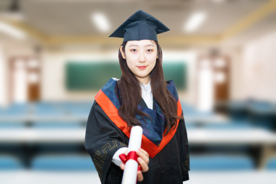 教室内毕业生穿着毕业服拿着毕业证书教育概念