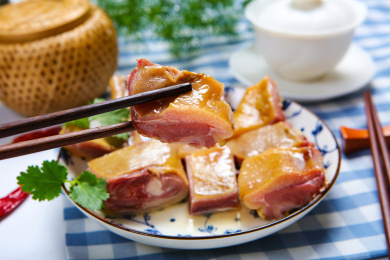农家特色美味小吃咸香腊鸭肉