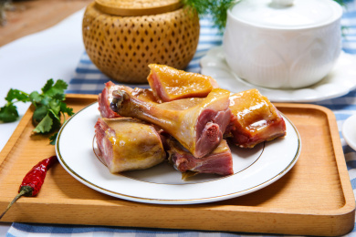 特色传统腌制美食清蒸腊鸭肉