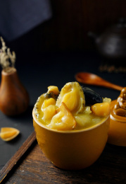 黑色背景上餐具里摆放的海鲜鲍鱼