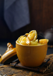 黑色背景上餐具里摆放的海鲜鲍鱼