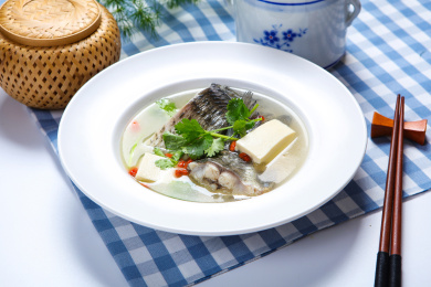 家常菜枸杞奶白鲫鱼豆腐煲汤