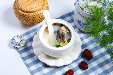 家常菜枸杞奶白鲫鱼豆腐煲汤
