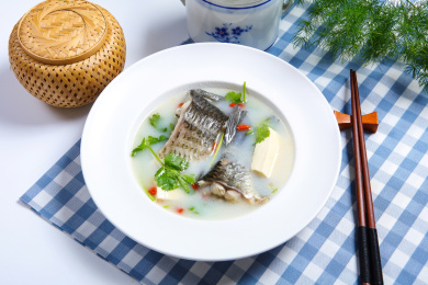 家常菜枸杞奶白鲫鱼豆腐煲汤