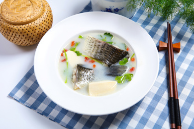 美味营养的香菜枸杞豆腐鱼汤