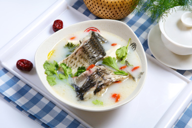 美味营养的香菜枸杞豆腐鱼汤