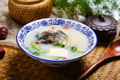 家常菜枸杞奶白鲫鱼豆腐煲汤