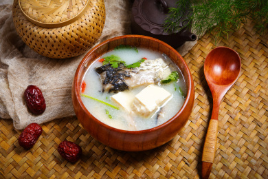 美味营养的香菜枸杞豆腐鱼汤