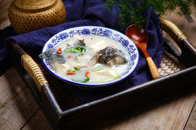 营养煲汤枸杞奶白鲫鱼豆腐汤