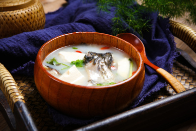 美味营养的香菜枸杞豆腐鱼汤