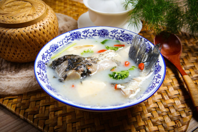 营养煲汤枸杞奶白鲫鱼豆腐汤