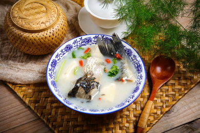 美味营养的香菜枸杞豆腐鱼汤
