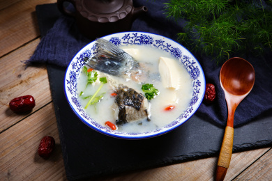 家常菜枸杞奶白鲫鱼豆腐煲汤