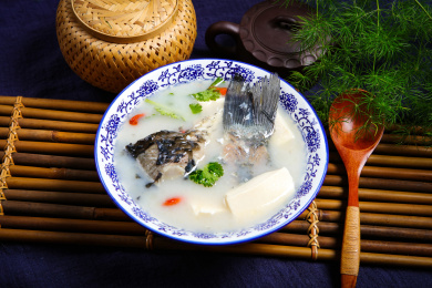 营养煲汤枸杞奶白鲫鱼豆腐汤