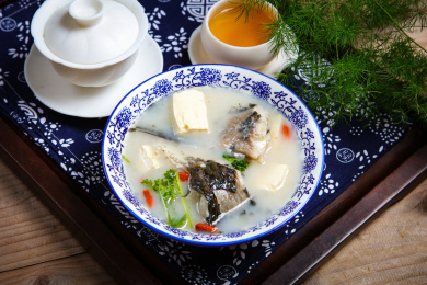 营养煲汤枸杞奶白鲫鱼豆腐汤