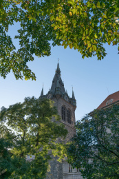 捷克布拉格老城建筑，阳光下的教堂塔楼