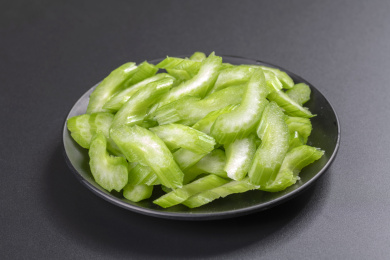保健食品芹菜盛放在盘子中摆放在桌面上