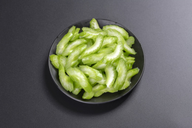 保健食品芹菜盛放在盘子中摆放在桌面上