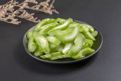 保健食品芹菜盛放在盘子中摆放在桌面上