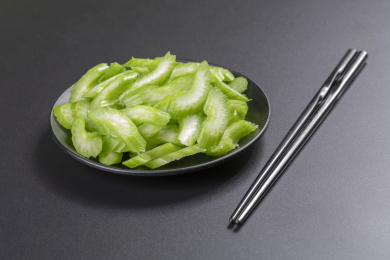 保健食品芹菜盛放在盘子中摆放在桌面上