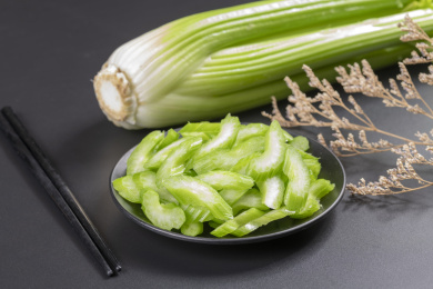 保健食品芹菜盛放在盘子中摆放在桌面上