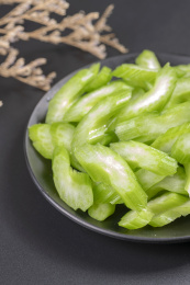 保健食品芹菜盛放在盘子中摆放在桌面上