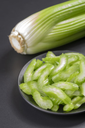 保健食品芹菜盛放在盘子中摆放在桌面上
