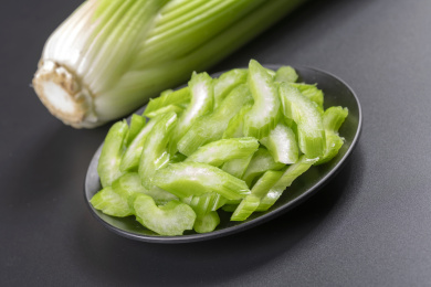 保健食品芹菜盛放在盘子中摆放在桌面上