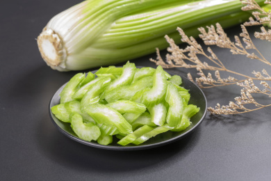 保健食品芹菜盛放在盘子中摆放在桌面上