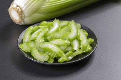 保健食品芹菜盛放在盘子中摆放在桌面上
