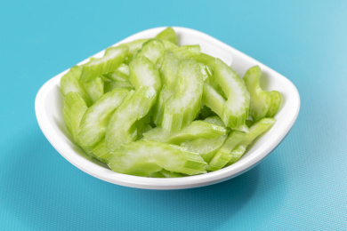 保健食品芹菜盛放在盘子中摆放在桌面上