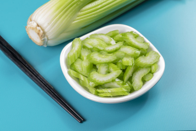 保健食品芹菜盛放在盘子中摆放在桌面上