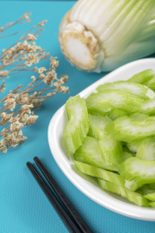 保健食品芹菜盛放在盘子中摆放在桌面上