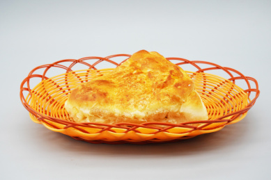 装在篮子里的三角油酥烤面饼