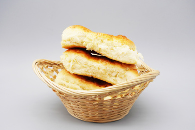 装在竹篮里的三角油酥烤面饼