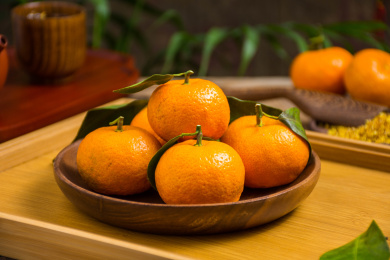 一盘新鲜砂糖桔水果放在竹盘上