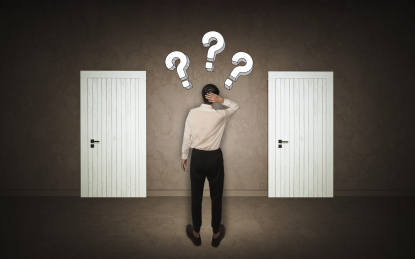 商务人士面临大门表示问号疑惑职场生活概念