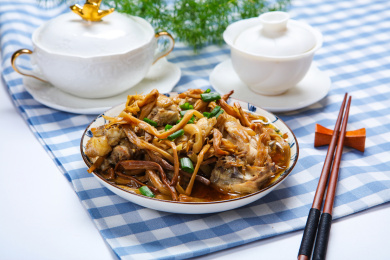 美味营养家常菜金针菜黄花菜炖鸡肉