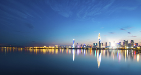 中国广东省深圳市晚上城市风光和春笋大厦