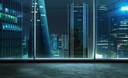 办公室空间，玻璃窗口与城市夜景。