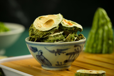 晒干了的苦瓜片，用来当泡水饮用