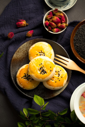 黑色盘子装着的香甜休闲食品——老婆饼