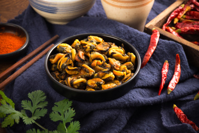 用黑色碗装着的海鲜干货淡菜干