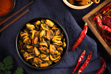 用黑色碗装着的海鲜干货淡菜干