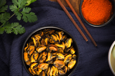 用黑色碗装着的海鲜干货淡菜干