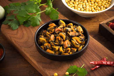 用黑色碗装着的海鲜干货淡菜干