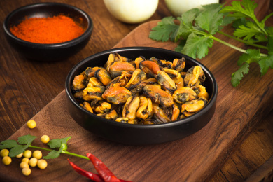 用黑色碗装着的海鲜干货淡菜干