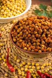 装在古朴碗里的美味酱豆，旁边还有一些黄豆食材