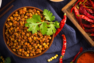 装在古朴碗里的美味酱豆，旁边还有一些黄豆食材